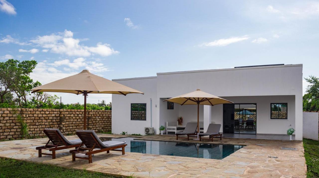 4 U Luxury Bungalows Diani Diani Beach Exterior foto